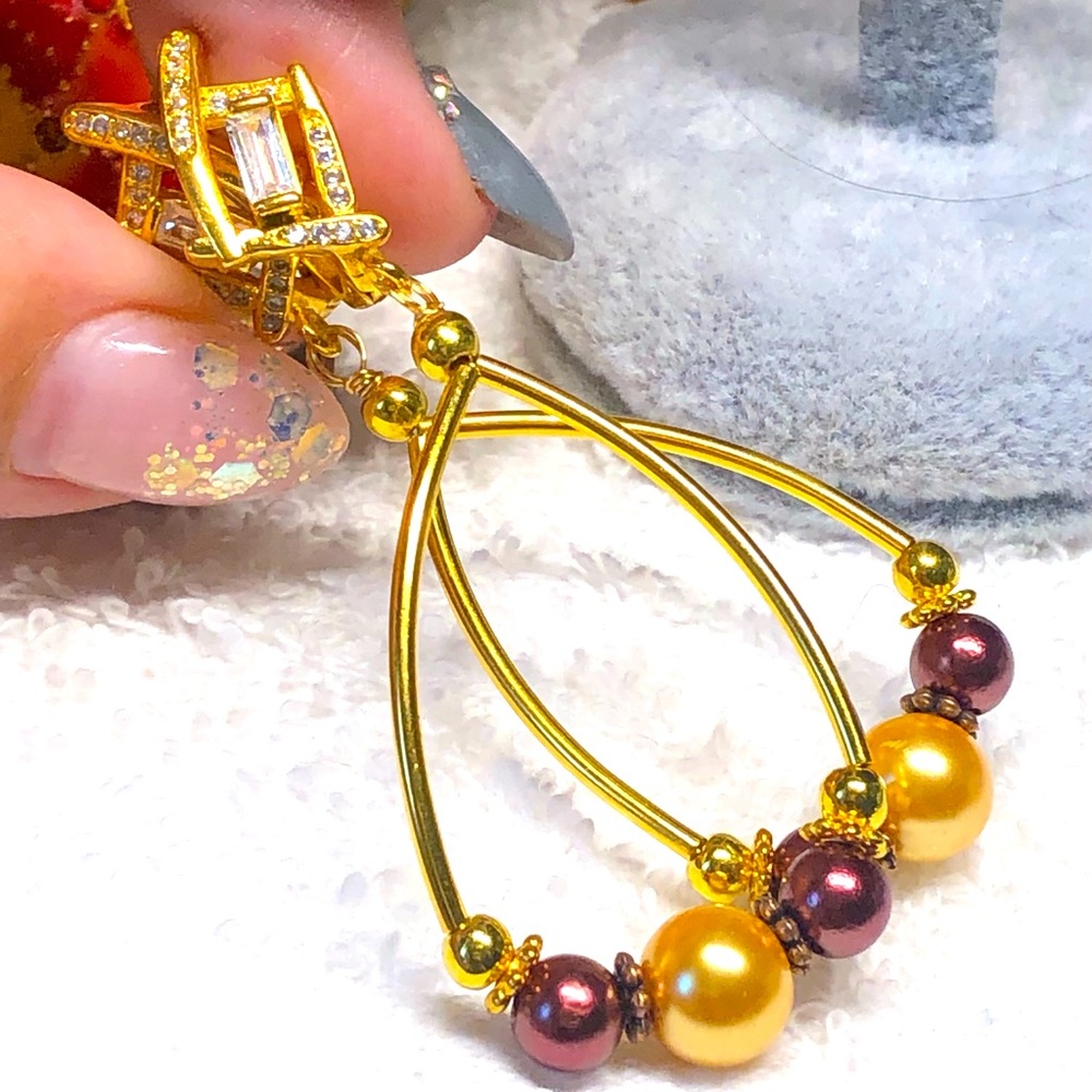 🤩🌈beautiful hoop earrings Yellow Sea shell pearls with stunning accents